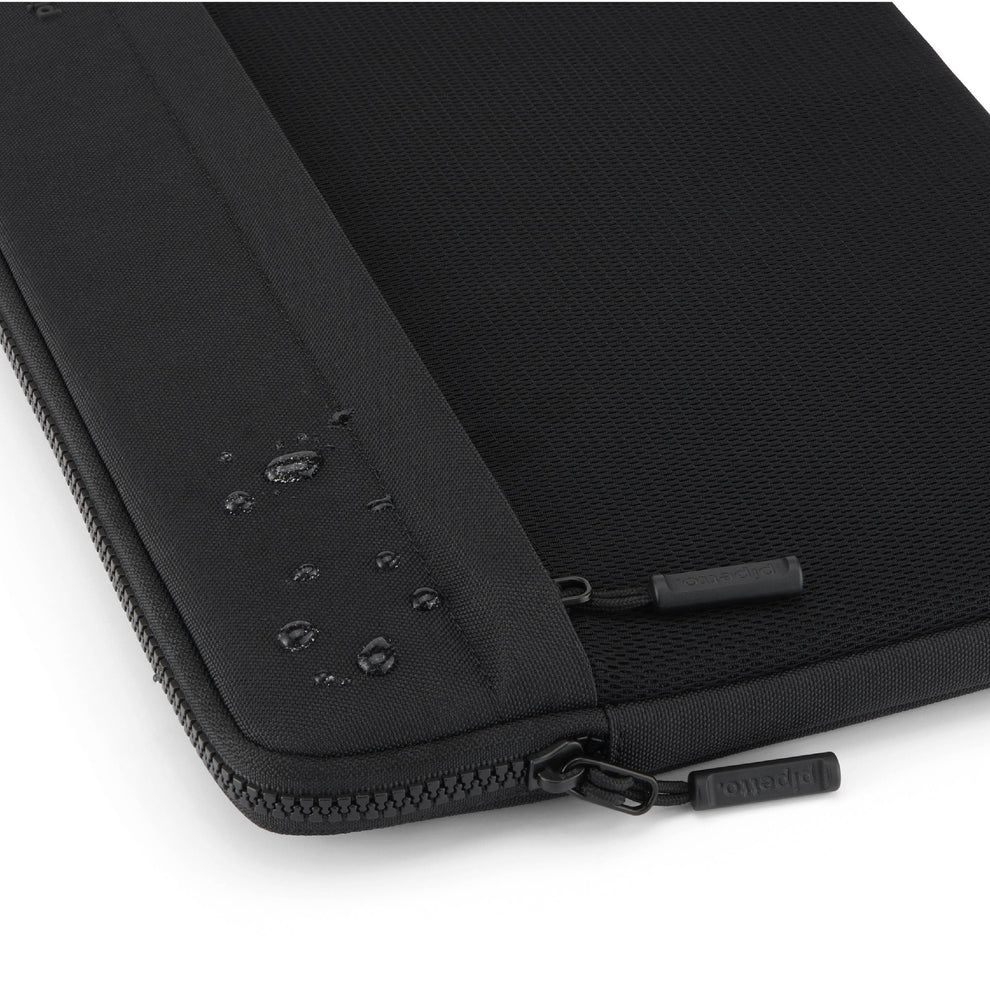 Pipetto Expand Sleeve bag for MacBook Pro 14/Air 13.6 Black