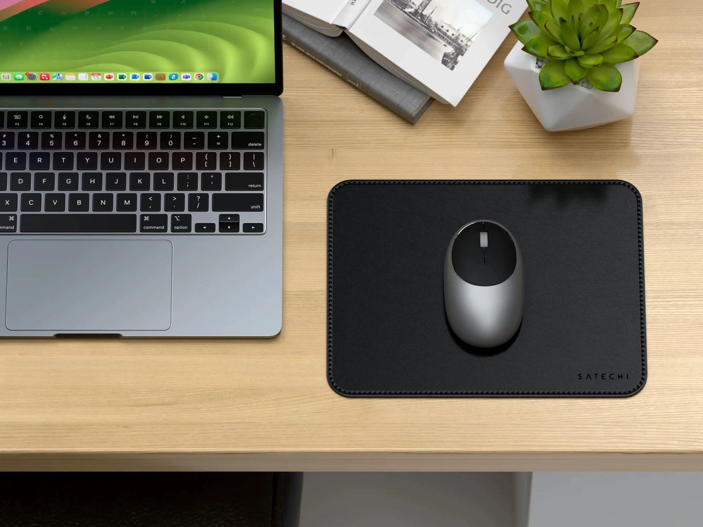 Satechi Vegan-Leather Premium Mouse Pad Black