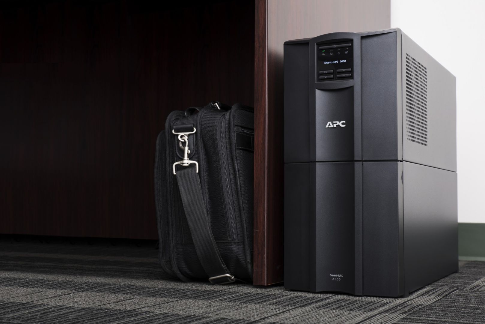 APC Smart UPS 3000VA Line-interaktív