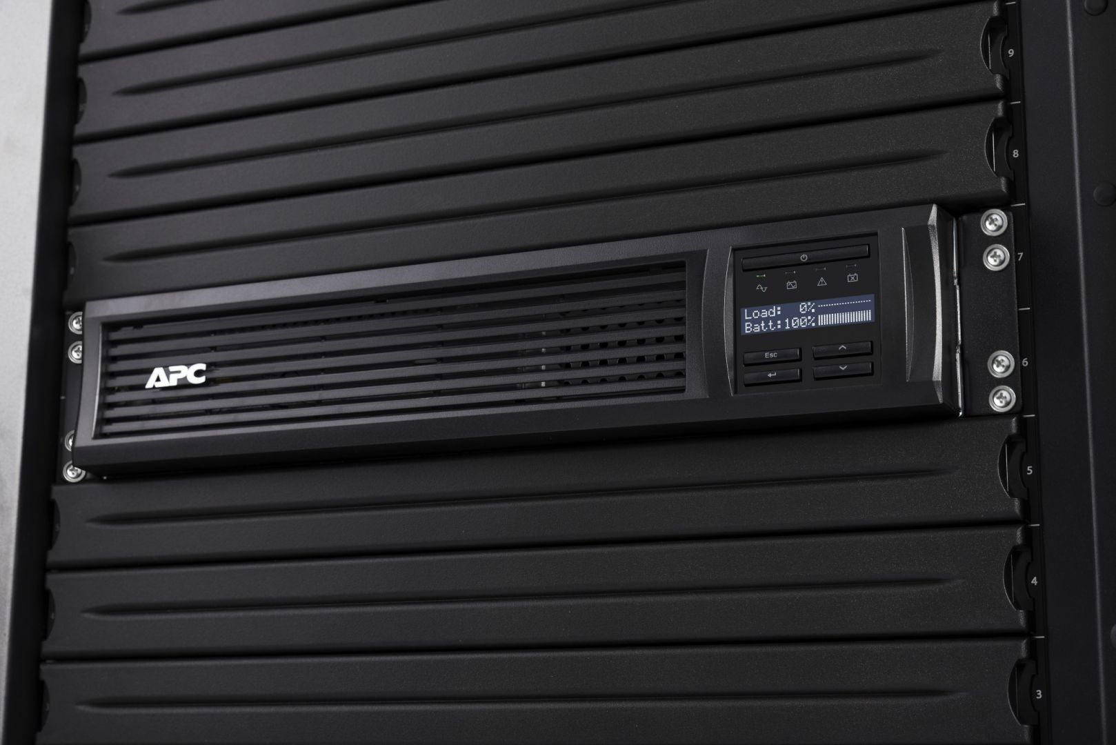 APC Smart UPS 3000VA Line-interaktív